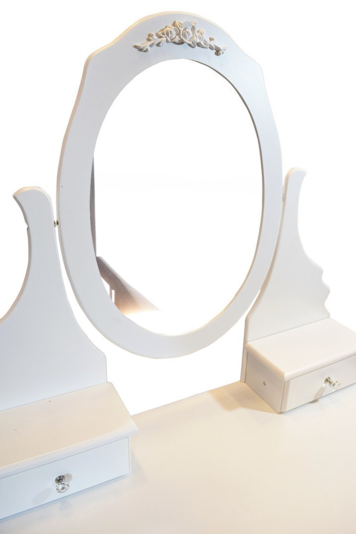Toaletka kosmetyczna o antycznych kształtach z lustrem i taboretem