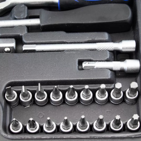 zestaw narzędzi 82 el grzechotki klucze crv walizka garaż warsztat